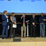 La giuria studenti consegna il premio UniCredit Pavilion Giovani a Niccolò Bruna, regista di "Pequenas Mentiras Piadosas": Francesco Bizzarri, Martina Colombari, Niccolò Bruna, Maurizio Beretta, Responsabile Comunicazione Resp. Group Identity and Communications,i due rappresentanti della Giuria Studenti