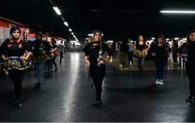 Sotterranea_ballerine-mezzanino della metropolitana