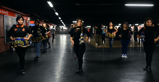 Sotterranea_ballerine-mezzanino della metropolitana