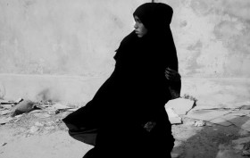 A girl walks in the centre of Hargeisa. Somaliland, 2015.

Una giovane donna nel centro di Hargeisa. Somaliland, 2015.