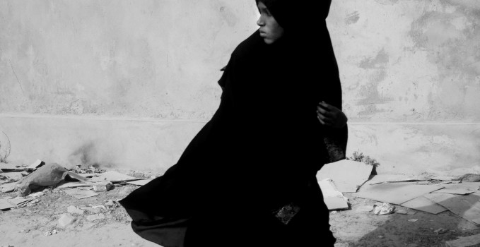 A girl walks in the centre of Hargeisa. Somaliland, 2015.

Una giovane donna nel centro di Hargeisa. Somaliland, 2015.