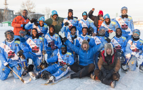 Det somaliska bandylandslaget tillsammans med Filip Hammar och Fredrik Wikingsson.
Stillbildsfoto: Skogkvist.