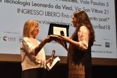Anna Boccaccio, responsabile relazioni istituzionali presso BNL BNP Paribas, consegna il premio a Giulia Bertoluzzi