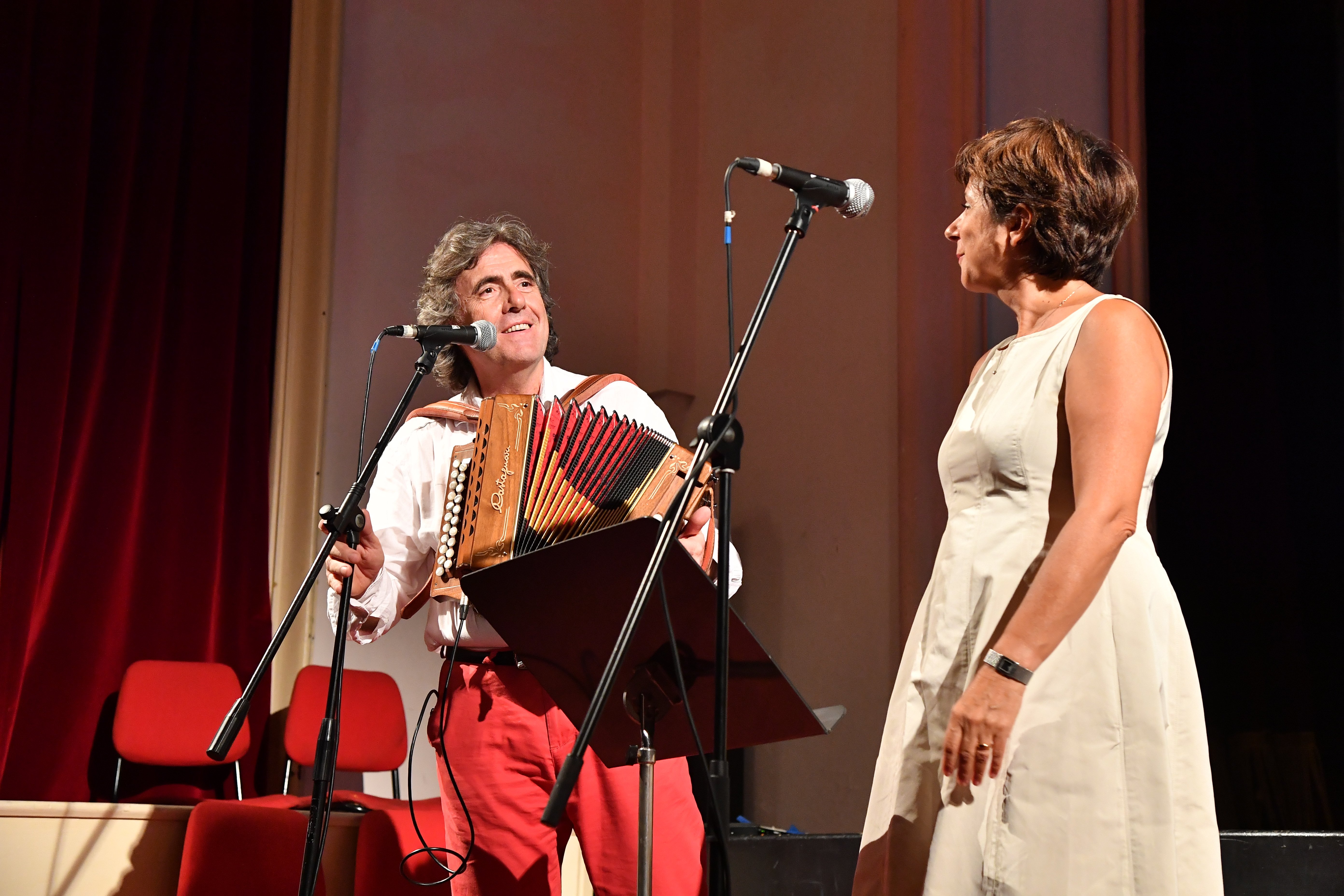 Ambrogio Sparagna e Annarita Colaianni si esibiscono sul palco del Teatro Litta