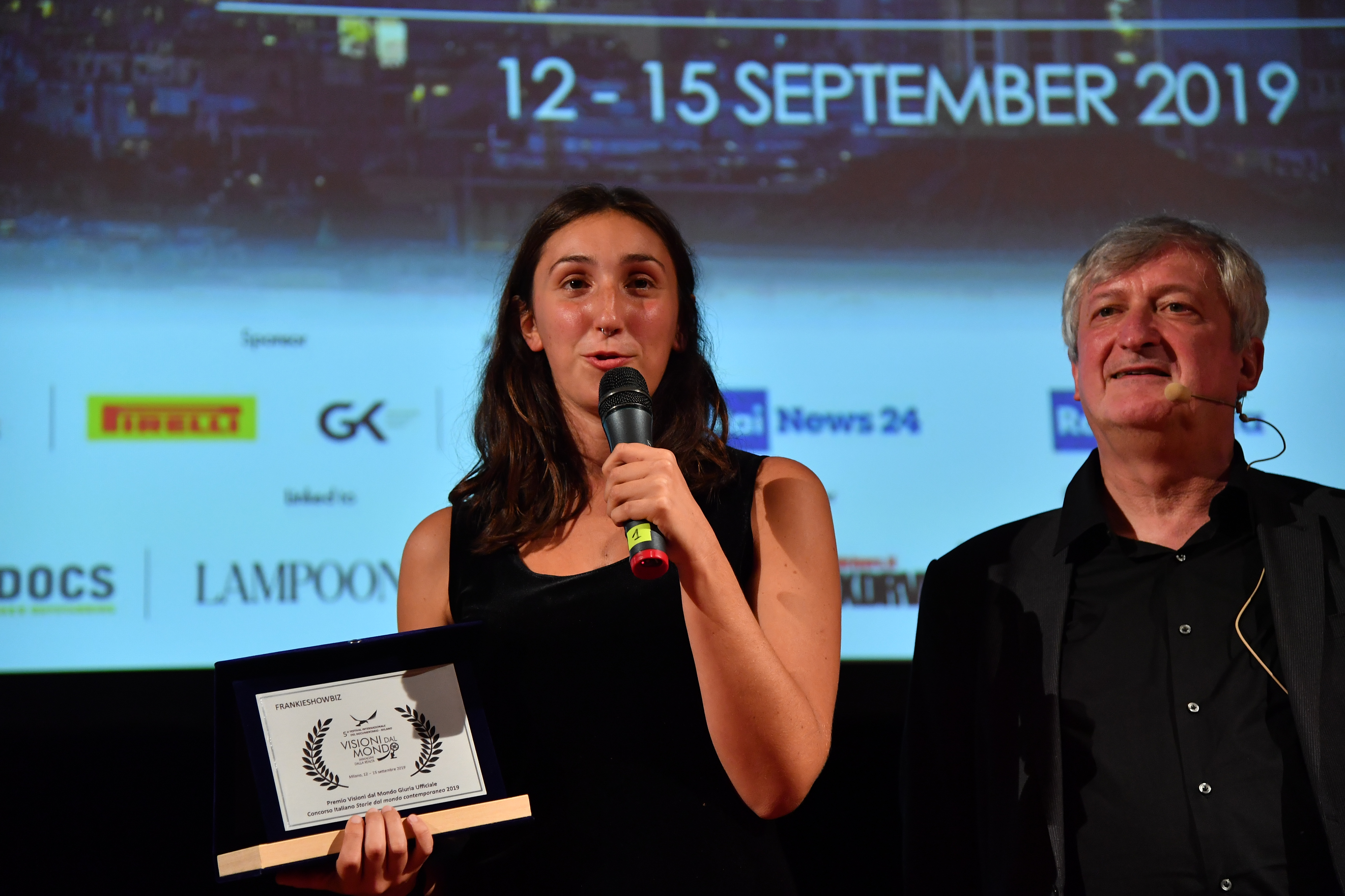 Camilla Iannetti, ritira il Riconoscimento di Rai Cinema per il documentario da lei diretto “Marisol”, sul palco con Fabrizio Grosoli, Direttore Artistico del Festival