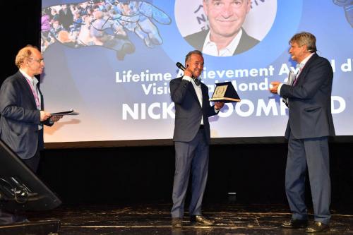 Nick Broomfield receives the Lifetime Achievement Award from Visioni dal Mondo