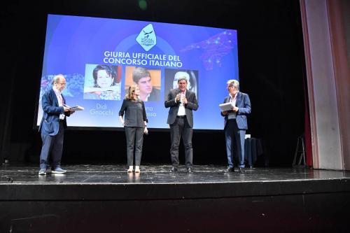 Cristiano Barbarossa and Camilla Baresani announce the winner of the Visioni Dal Mondo 2021 Best Italian Feature Film Award